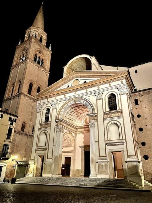 Apartment Under The Basilica Of Sant'Andrea マントヴァ エクステリア 写真