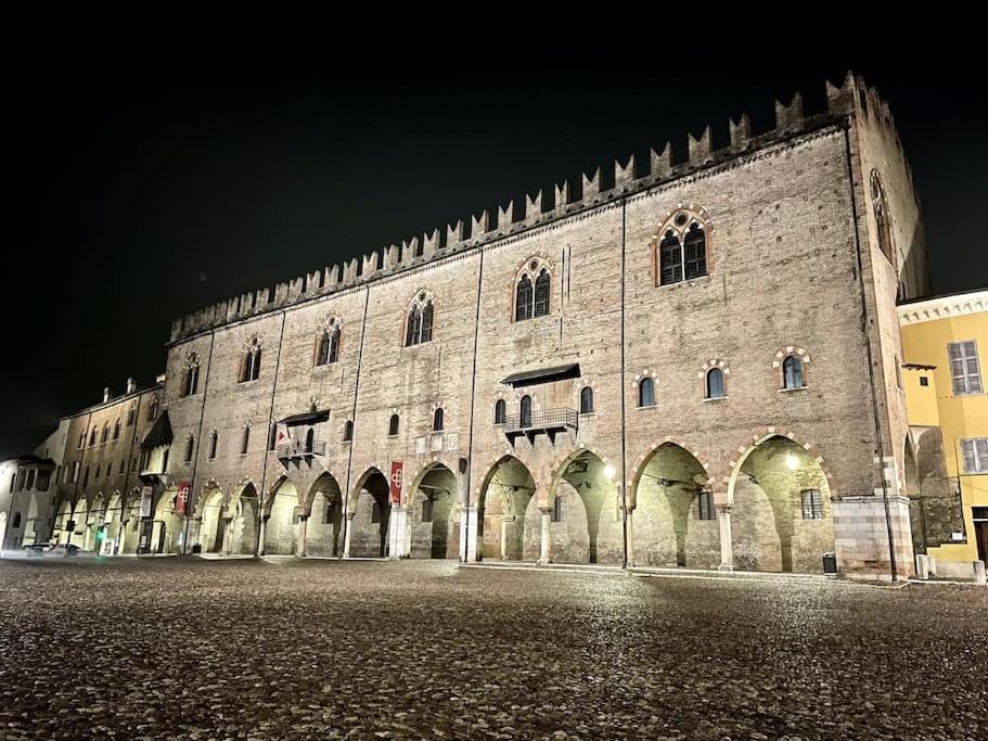 Apartment Under The Basilica Of Sant'Andrea マントヴァ エクステリア 写真