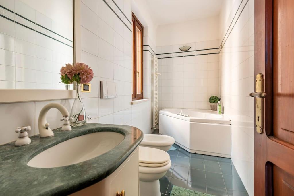Apartment Under The Basilica Of Sant'Andrea マントヴァ エクステリア 写真