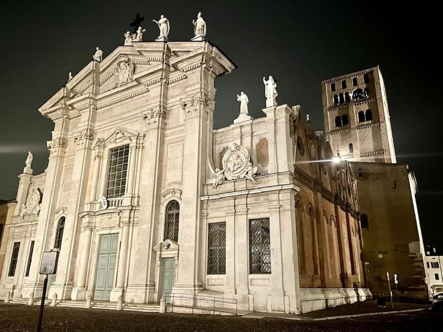 Apartment Under The Basilica Of Sant'Andrea マントヴァ エクステリア 写真