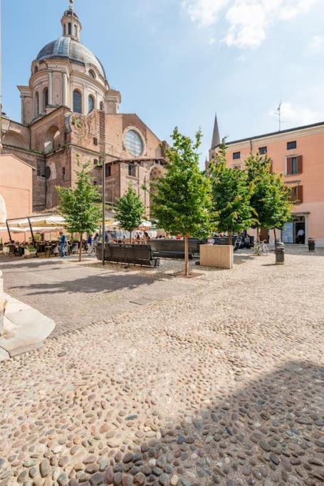 Apartment Under The Basilica Of Sant'Andrea マントヴァ エクステリア 写真