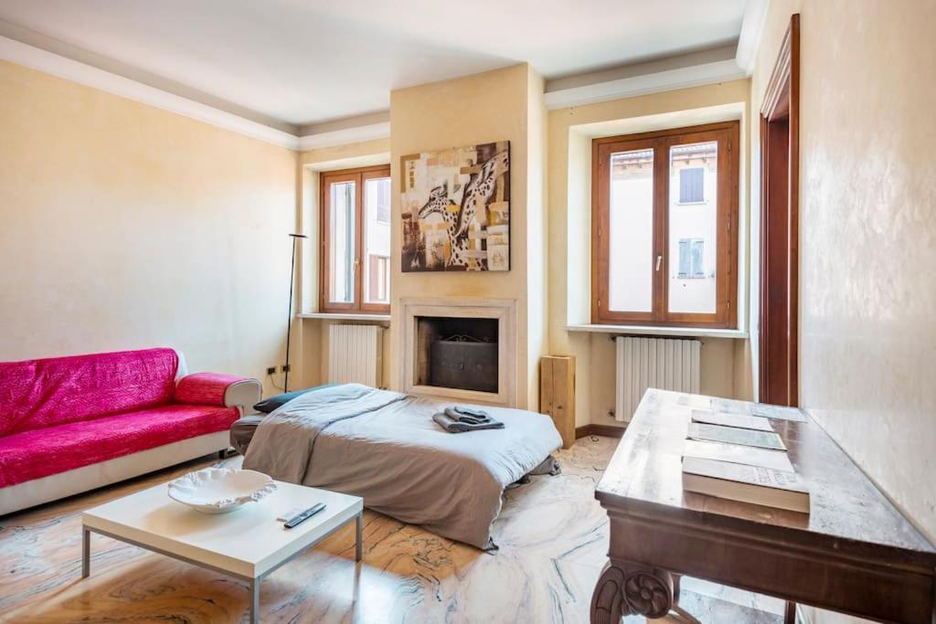 Apartment Under The Basilica Of Sant'Andrea マントヴァ エクステリア 写真