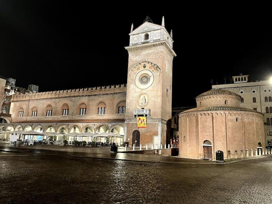 Apartment Under The Basilica Of Sant'Andrea マントヴァ エクステリア 写真