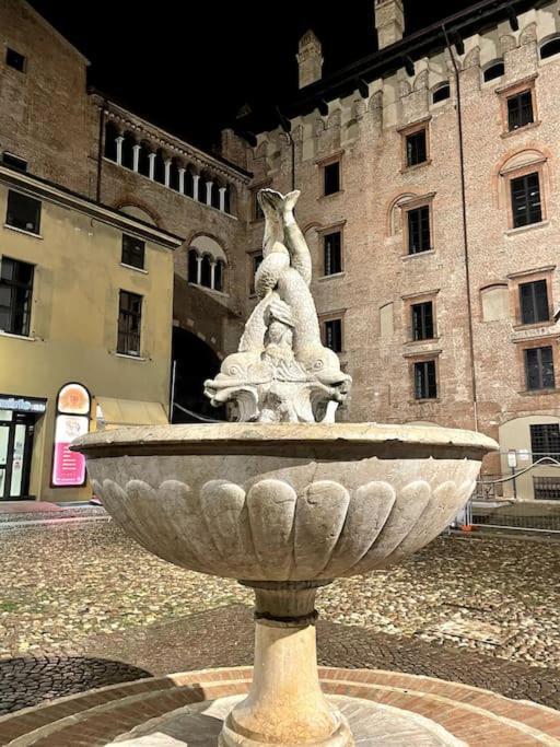 Apartment Under The Basilica Of Sant'Andrea マントヴァ エクステリア 写真